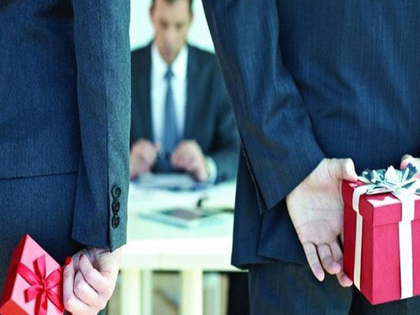 Quà tết biếu sếp: Món nào nịnh bợ, món nào trong sáng?