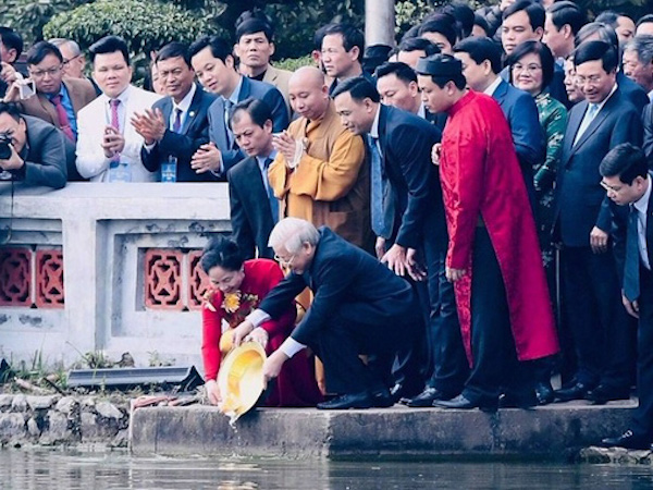 Tổng Bí thư, Chủ tịch nước thả cá chép tiễn ông Táo ở Hồ Gươm