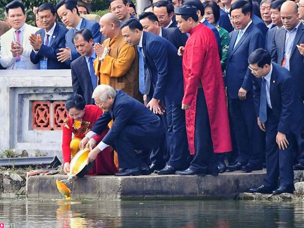 Tổng bí thư, Chủ tịch nước thả cá chép tiễn Táo quân