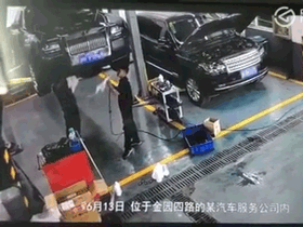 Video: Ôtô Rolls-Royce rơi từ cầu nâng đè chết thợ sửa xe