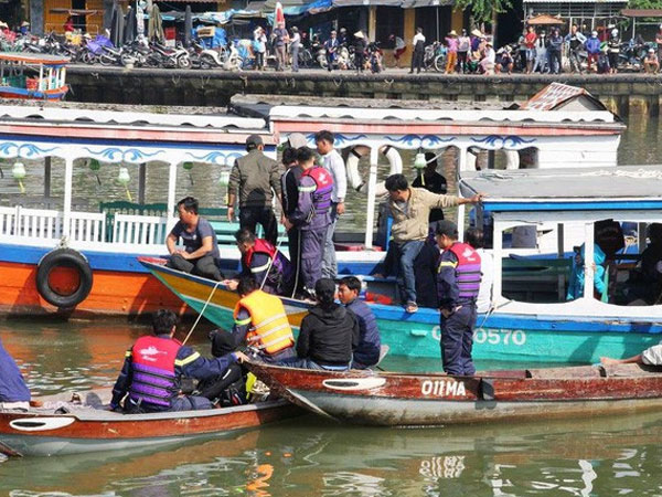 Vụ chồng lái ô tô chở vợ con lao xuống sông: 'Anh Giang rất vui vẻ, hiền lành'