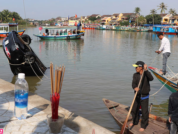 Vụ xe lao xuống sông, 3 người tử vong: Nghi vấn người chồng muốn tự tử