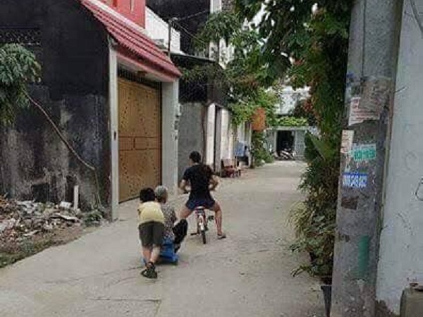Bà cụ thử thách xe quay của trẻ em và cái kết khiến nhiều người 'cười ra nước mắt'