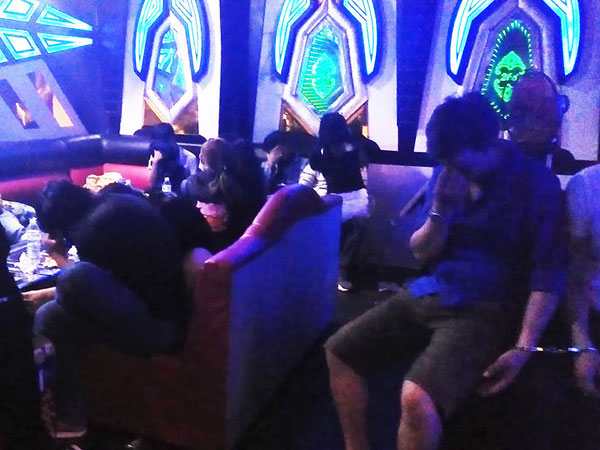 Hàng chục nam nữ phê ma túy trong quán karaoke ở Đồng Nai