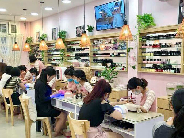 Làm móng, vuốt mi... Xếp hàng tận hưởng, còng lưng thu tiền Tết
