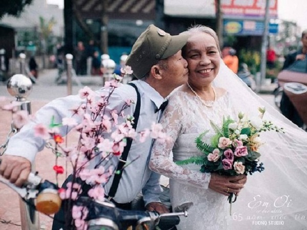 Phát sốt bộ ảnh kỉ niệm 65 năm ngày cưới của cặp vợ chồng già: 'Ông ngày nào cũng hỏi bà có còn yêu anh không?'