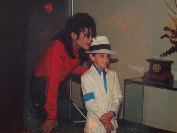 Phim tố cáo Michael Jackson lạm dụng tình dục trẻ em gây rúng động