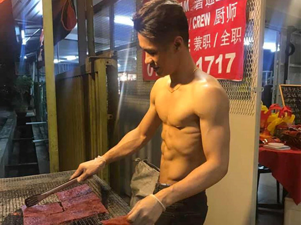 Quán đông khách nhờ ông chủ khoe body 6 múi đứng nướng thịt