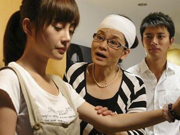 Tăng ca Tết vất vả, về bị mẹ chồng phần cơm thừa canh cặn, con dâu bê mâm cơm ra sau nhà rồi tuyên bố...