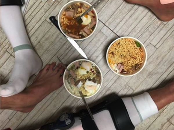 Vừa thương, vừa buồn cười hình ảnh bát mỳ 'chân giò' của Đình Trọng, Xuân Hưng