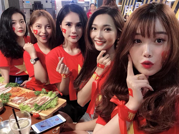 Bị chê kém xinh nhất trong dàn người yêu cầu thủ, bạn gái Quang Hải phản pháo cực gắt