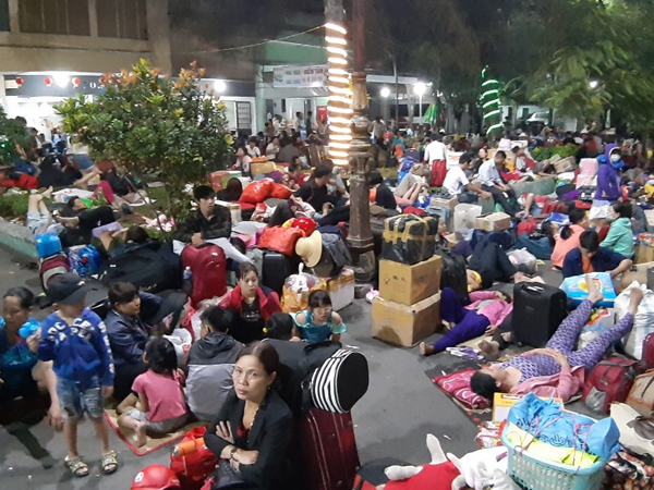 Hàng ngàn người trắng đêm ở ga Sài Gòn, mệt mỏi nằm la liệt chờ tàu về quê đón Tết