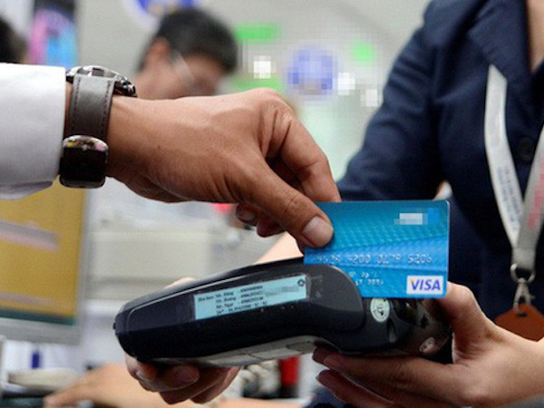 Mang máy POS đi cướp tiền vì sợ nạn nhân không có tiền mặt