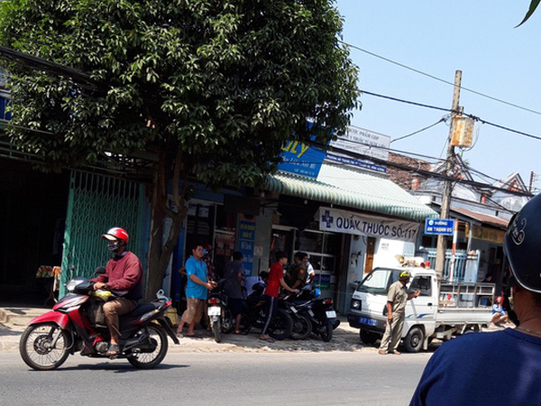 Người đàn ông ngồi chết trên ghế đá trước cửa tiệm thuốc ngày cận Tết