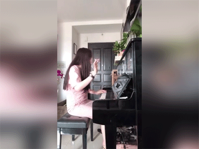 Phát hoảng với hình ảnh Nam Em tóc tai bù xù, mắt nhắm nghiền, đập phím đàn piano
