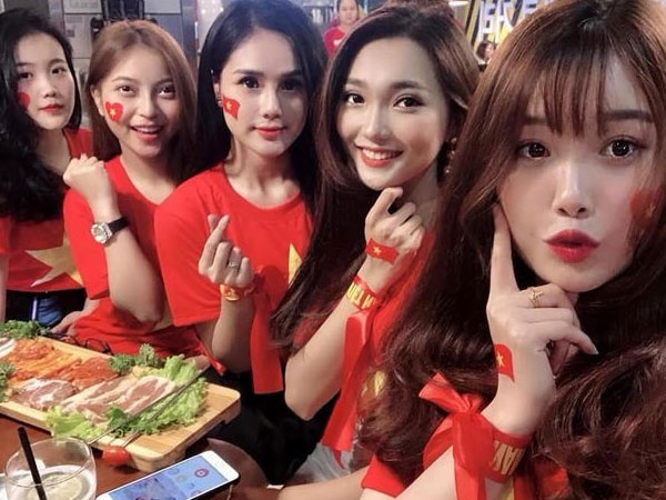 Bạn gái tuyển thủ Việt Nam và những lần đáp trả 'cực gắt' trên mạng