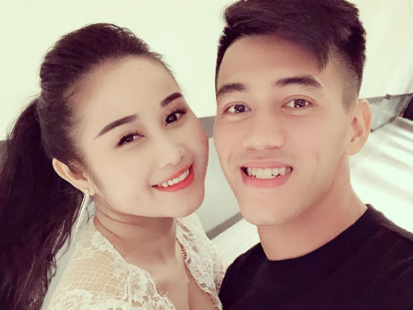 Cầu thủ tuyển Việt Nam hẹn hò ngay với bạn gái sau khi về nước