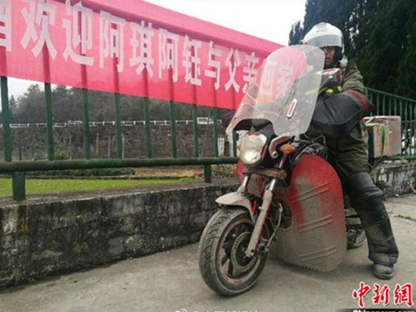Chàng trai chở tro cốt của cha đi hơn 4000 cây số về nhà ăn Tết
