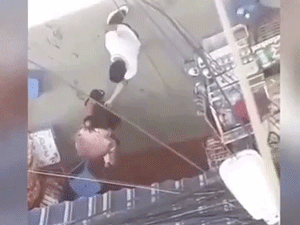 Clip gây xôn xao: Nghi ngờ vợ ngoại tình, chồng túm tóc cầm dao đe dọa mặc vợ ôm theo con nhỏ đang khóc thét