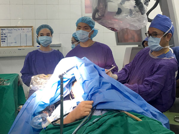 Doanh nhân Hà Nội vừa phẫu thuật u não vừa hát quốc ca trên bàn mổ
