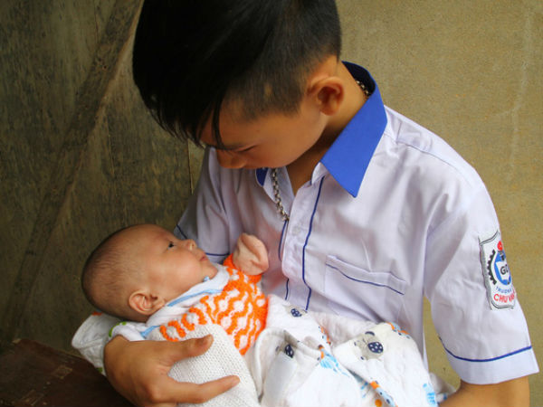 Gặp lại hai đứa trẻ của vợ chồng gặp nạn trong vụ cháy ở Đê La Thành: Câu trả lời cuối của bố không ngờ là... định mệnh