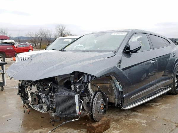 Lamborghini Urus nát đầu được trả 117.000 USD