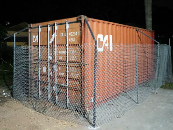 Lập hàng rào bảo vệ container chứa gỗ sưa trăm tỷ đồng