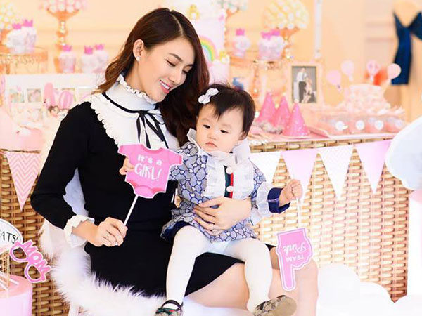 Lê Hà tổ chức lễ thôi nôi ngập tràn sắc hồng cho con gái Khả Di sau 1 năm giấu kín