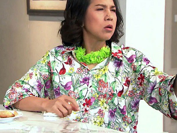 Mẹ chồng yêu sách quà Tết, con dâu nói 1 câu khiến bà tức tối đập tan cả điện thoại