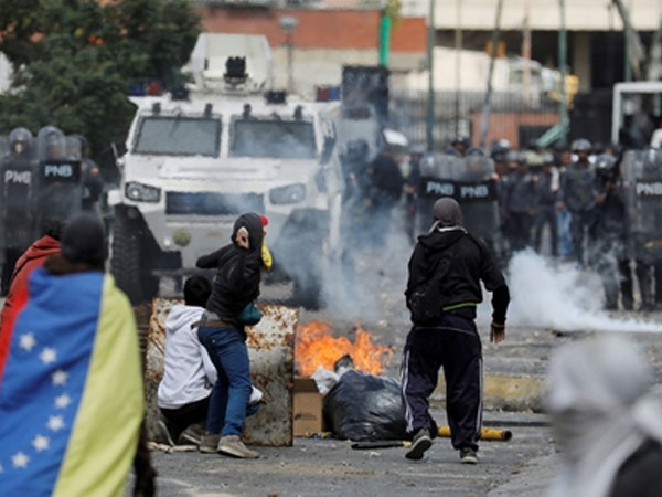 Một tuần chìm trong hỗn loạn của Venezuela