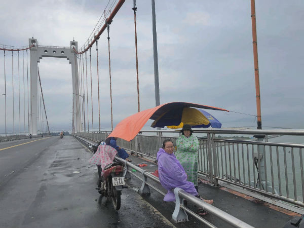 Nghẹn lòng mẹ già đội mưa chờ tìm thi thể con trai trong ngày giáp Tết ở Đà Nẵng
