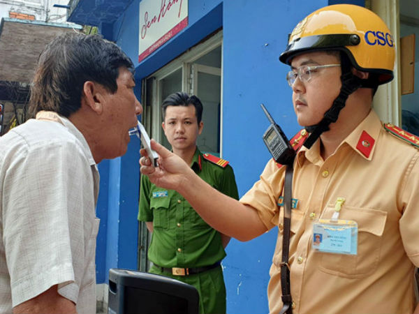 Tài xế bị kiểm tra dính ma túy mừng phát khóc khi được 'giải oan'
