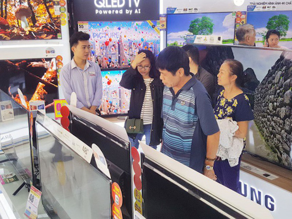 Tivi giá rẻ ồ ạt 'khuấy đảo' các siêu thị điện máy dịp Tết