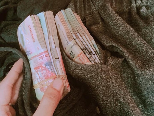 Bi hài chuyện con gái rượu phát hiện 'quỹ đen' của bố, lên mạng xin kế để được chia phần trăm