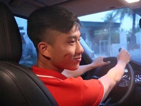 Chưa đầy 1 ngày sau khi mua, xế hộp tiền tỷ của Phan Văn Đức bị móp phần đầu