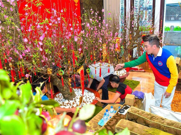 Đàm Vĩnh Hưng khoe căn biệt thự được trang trí hoành tráng, ngập sắc màu chuẩn bị đón Tết Nguyên Đán