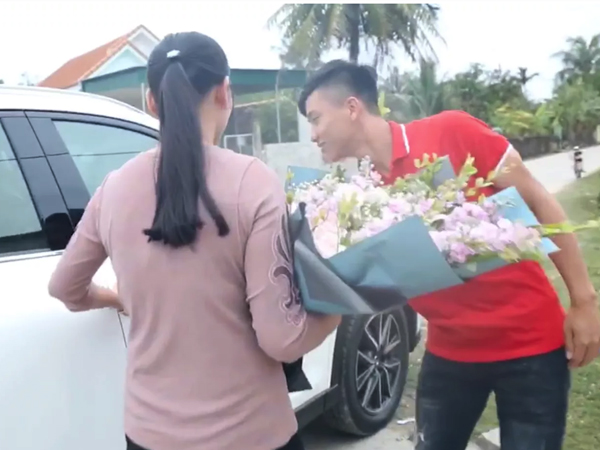 Phan Văn Đức hoàn thành ước mơ mua xế hộp tiền tỷ trước thềm Tết Nguyên đán