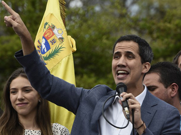 'Tổng thống lâm thời' Venezuela bị cấm rời nước, đóng băng tài sản