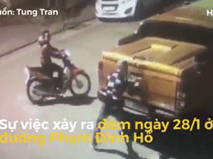 Video: 2 nam thanh niên ngang nhiên 'vặt' logo xe ô tô dừng ở lề đường gây bức xúc