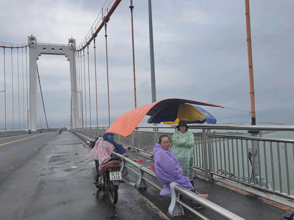 Vụ mẹ già đội mưa chờ tìm con trai trên cầu Đà Nẵng: Thi thể nam thanh niên được phát hiện ở biển An Bàng