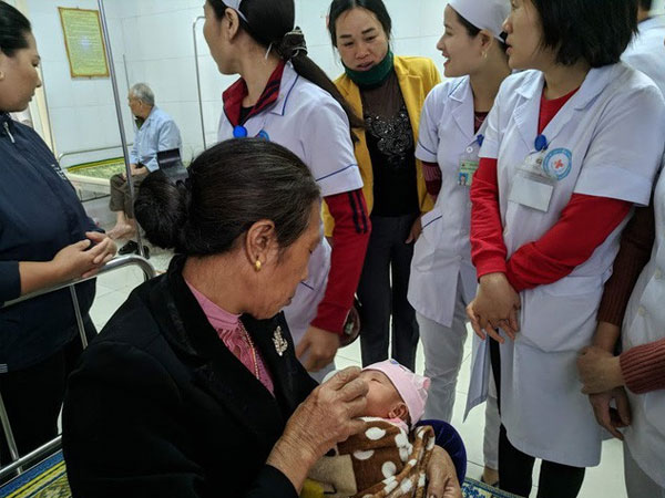 Bé gái còn nguyên dây rốn bị bỏ rơi sau hành lang bệnh viện