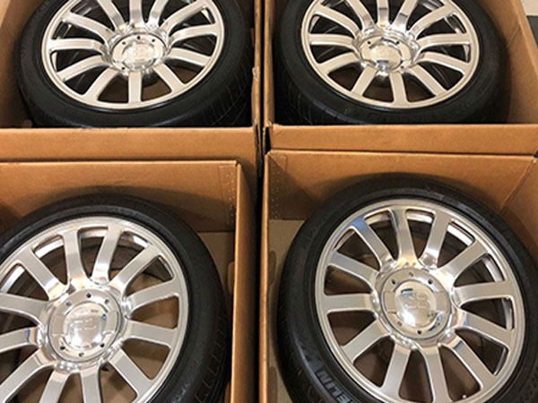 Bốn bánh của siêu xe Bugatti Veyron cũ giá 100.000 USD