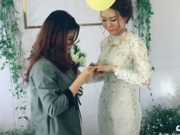 Clip: Cô dâu ôm bạn thân nghẹn ngào trong ngày cưới, màn trao quà cuối cùng lại càng khiến dân mạng xôn xao