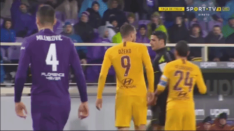 Edin Dzeko đối diện án phạt nặng... vì nhổ nước bọt vào trọng tài