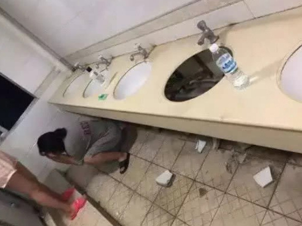 Nữ sinh số nhọ nhất năm: Buồn bã vì thất tình, leo lên bồn rửa mặt khóc và làm vỡ tan tành