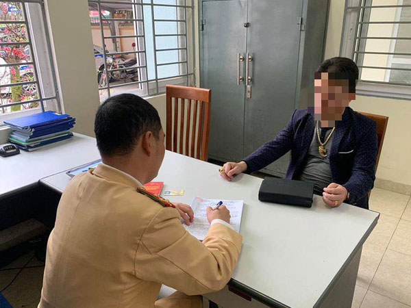 Tước bằng lái xe 2 tháng đối với tài xế ô tô Mercedes đi vào cầu dành cho xe máy, còn đá vào đầu người phụ nữ bên đường