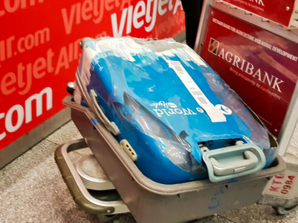 Vali hành khách VietJet vỡ toang sau chuyến bay về quê ăn Tết