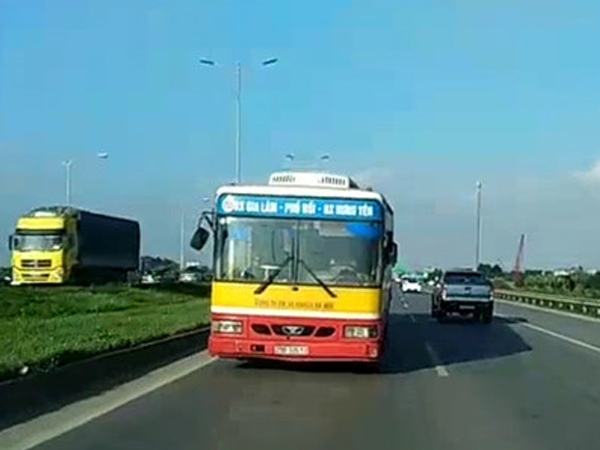 Video: Sự thật phía sau chiếc xe bus đi lùi gần 70km/h trên cao tốc