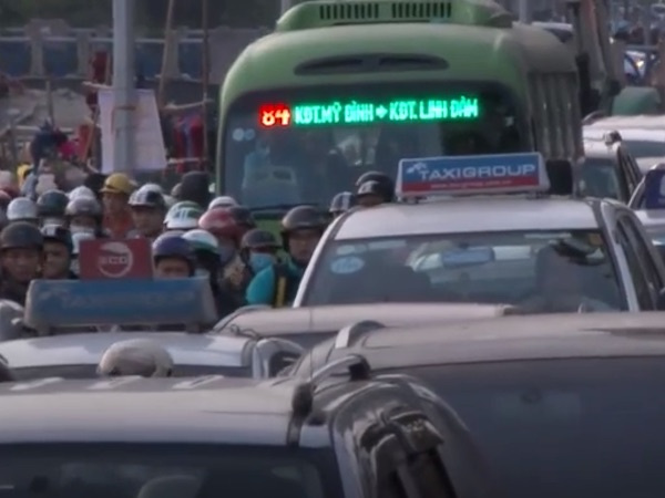 Video: Ùn tắc trên tuyến vành đai 3 mới xén dải phân cách