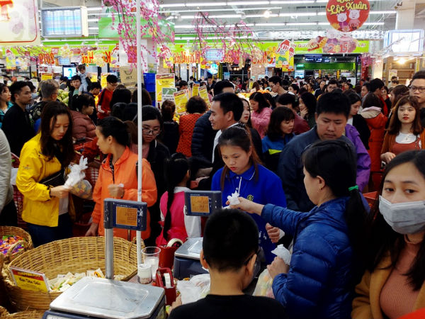 Vừa nhận lương thưởng Tết, người Hà Nội tranh nhau mua sắm, siêu thị đông nghẹt thở lúc tối muộn